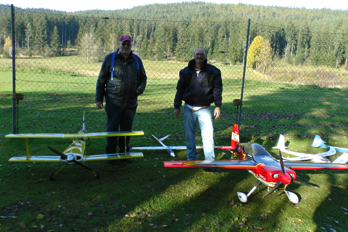 Gerhard und ich mit unseren Fliegern