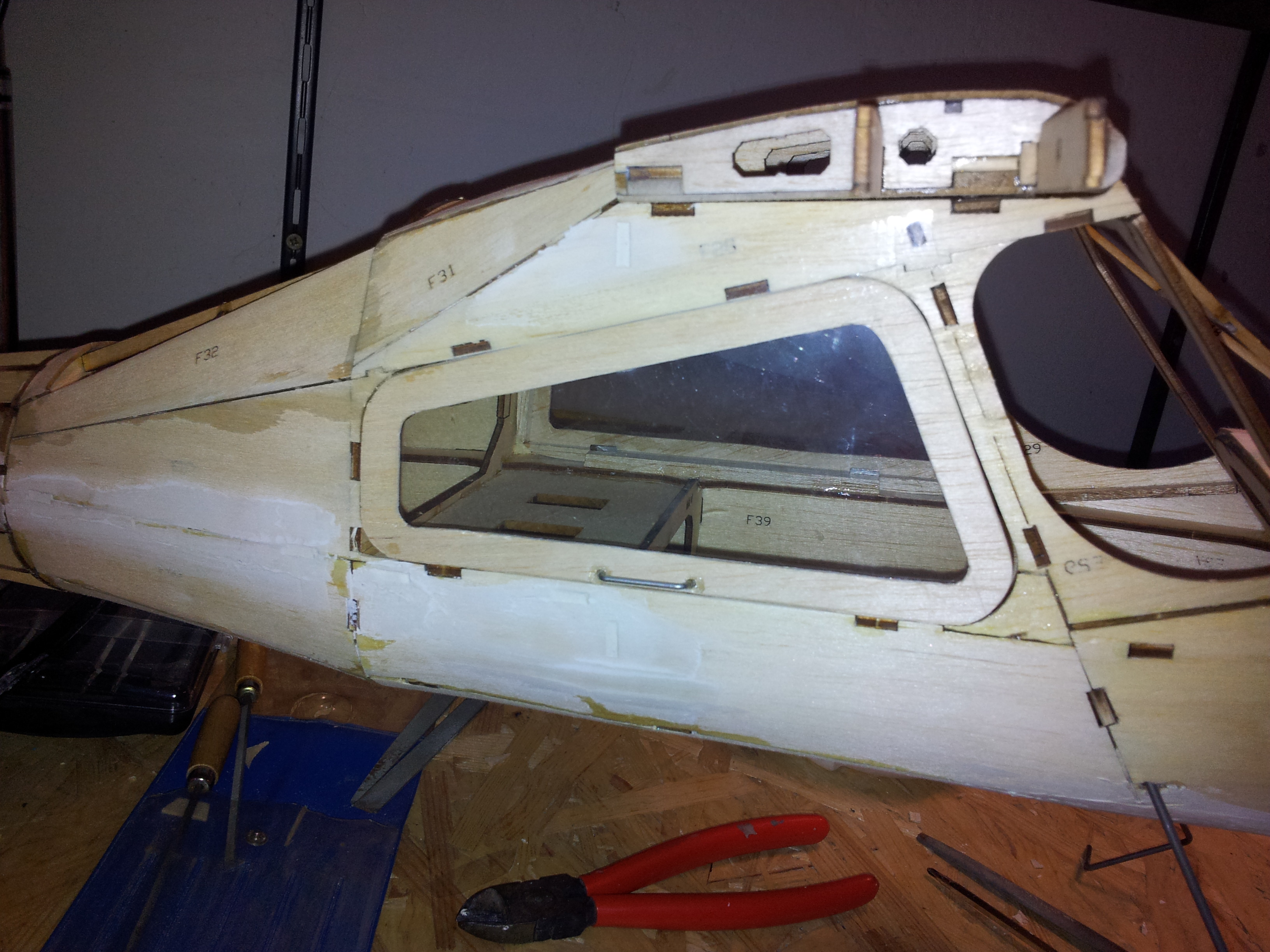 Die Tür habe ich mit Schnierband befestigt von außen und innen. So kann man die Türen öffnen und schließen.