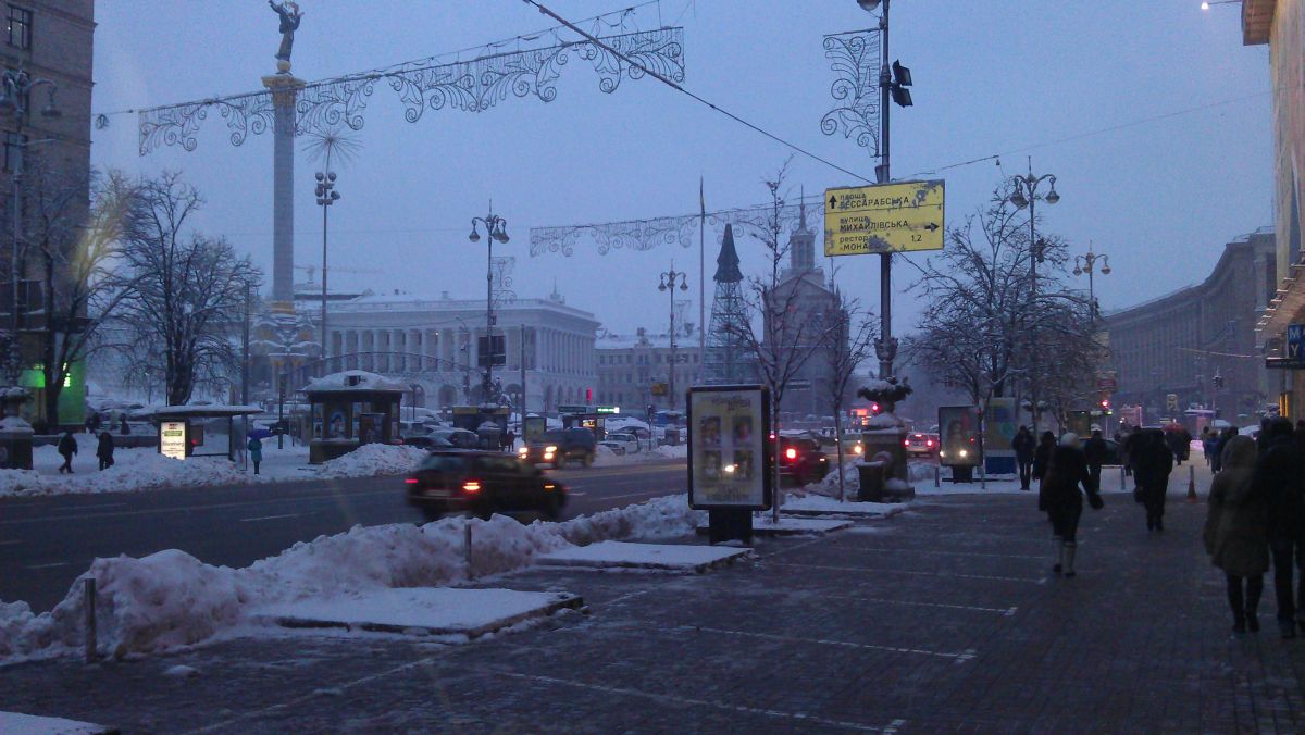 In Kiev räumt das Militär den Schnee weg.