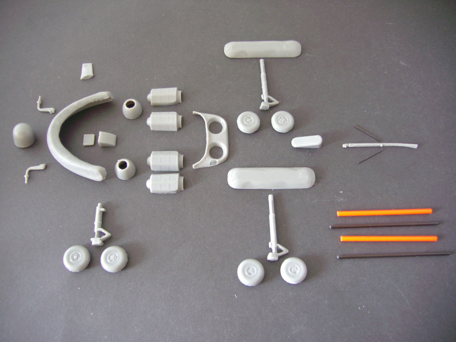 Bild 03: einige Ergänzungsteile, ähnlich aufgebaut wie bei einem Plast-Modellbau-Kasten.