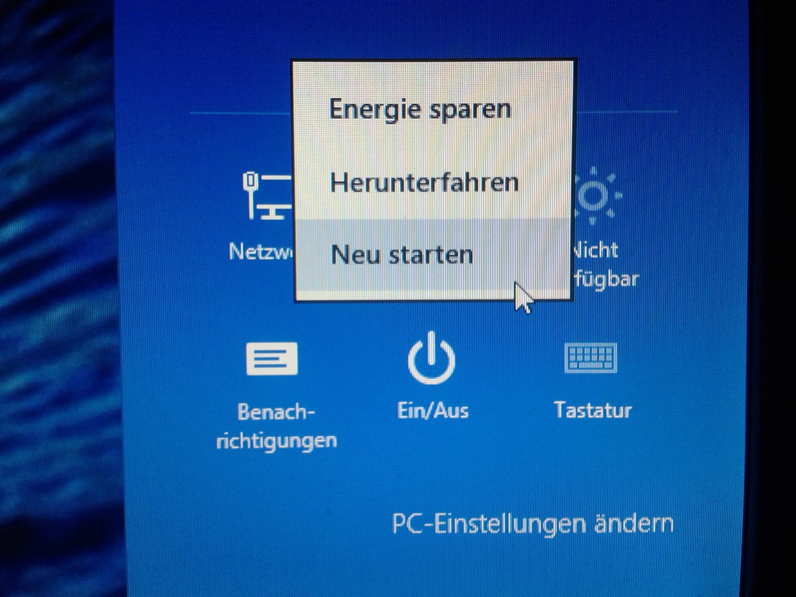 Man(n) drücke die Windows Taste + I <br />Danach öffnet sich das &quot;Einstellen&quot;-Fenster<br />Geht auf EIN/AUS<br />SHIFT-Taste halten und &quot;Neu Starten&quot; klicken (unbedingt die Shift-Taste gedrückt halten)