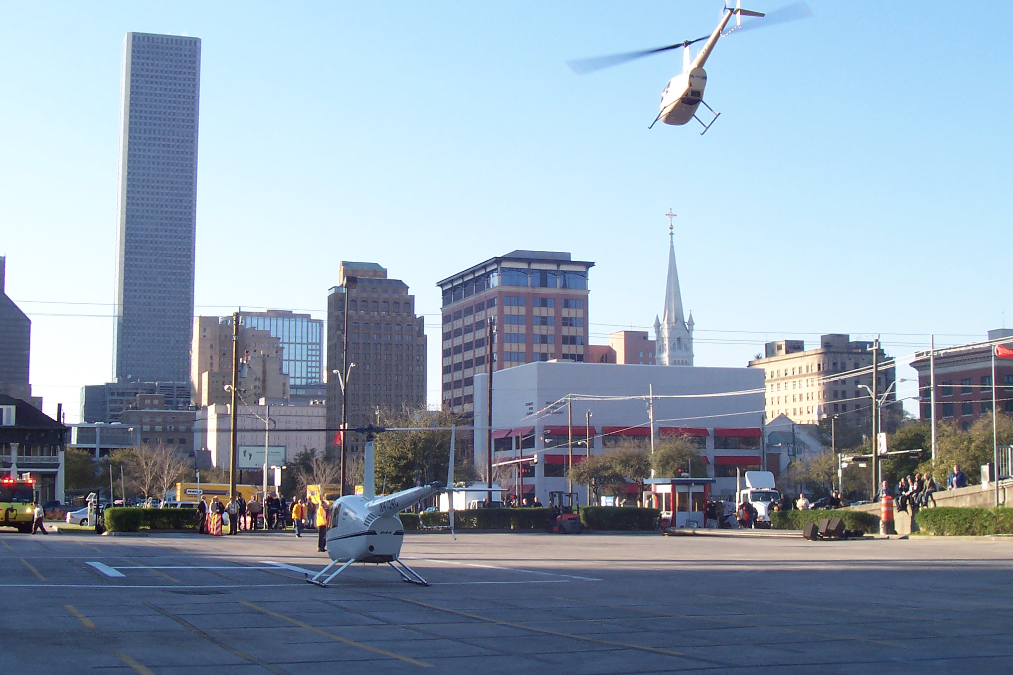 2x R44, Flightline auf der HeliExpo 2008 in Houston - spannende Hunderniskulisse