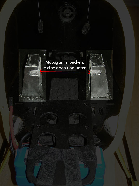 Die Mechanik hat dann, statt der Landekufen, einfach nur ein CFK-Brett <br />untergeschraubt, das in diese beiden Taschen eingeschoben wird. Da die <br />Taschen hinten zu sind, hat man einen definierten Anschlag.