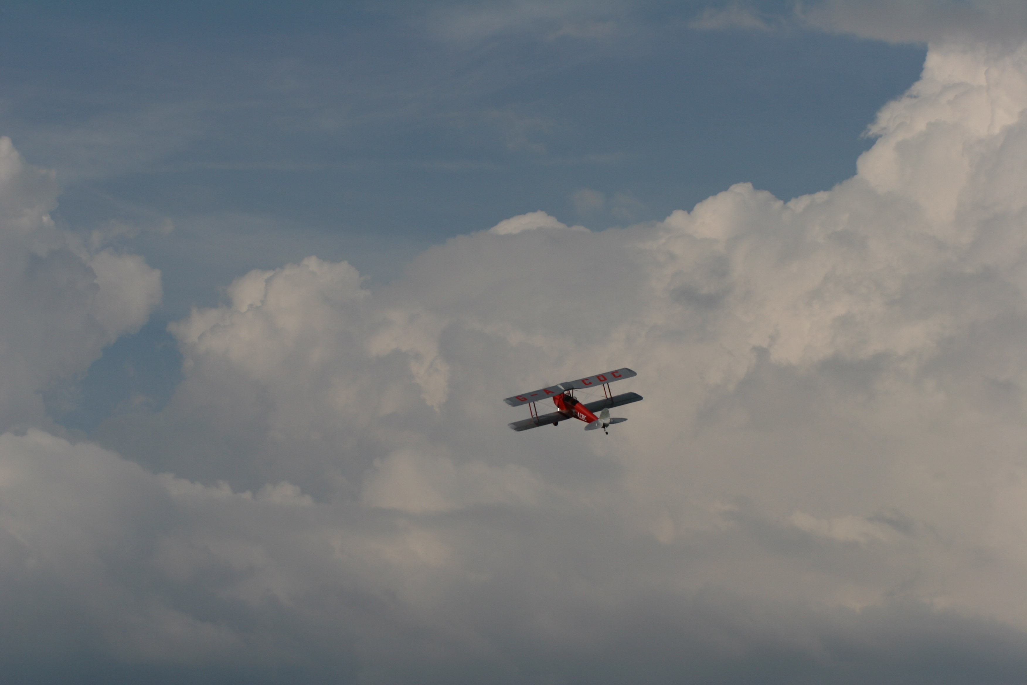 Tiger Moth am Gewitterhimmel