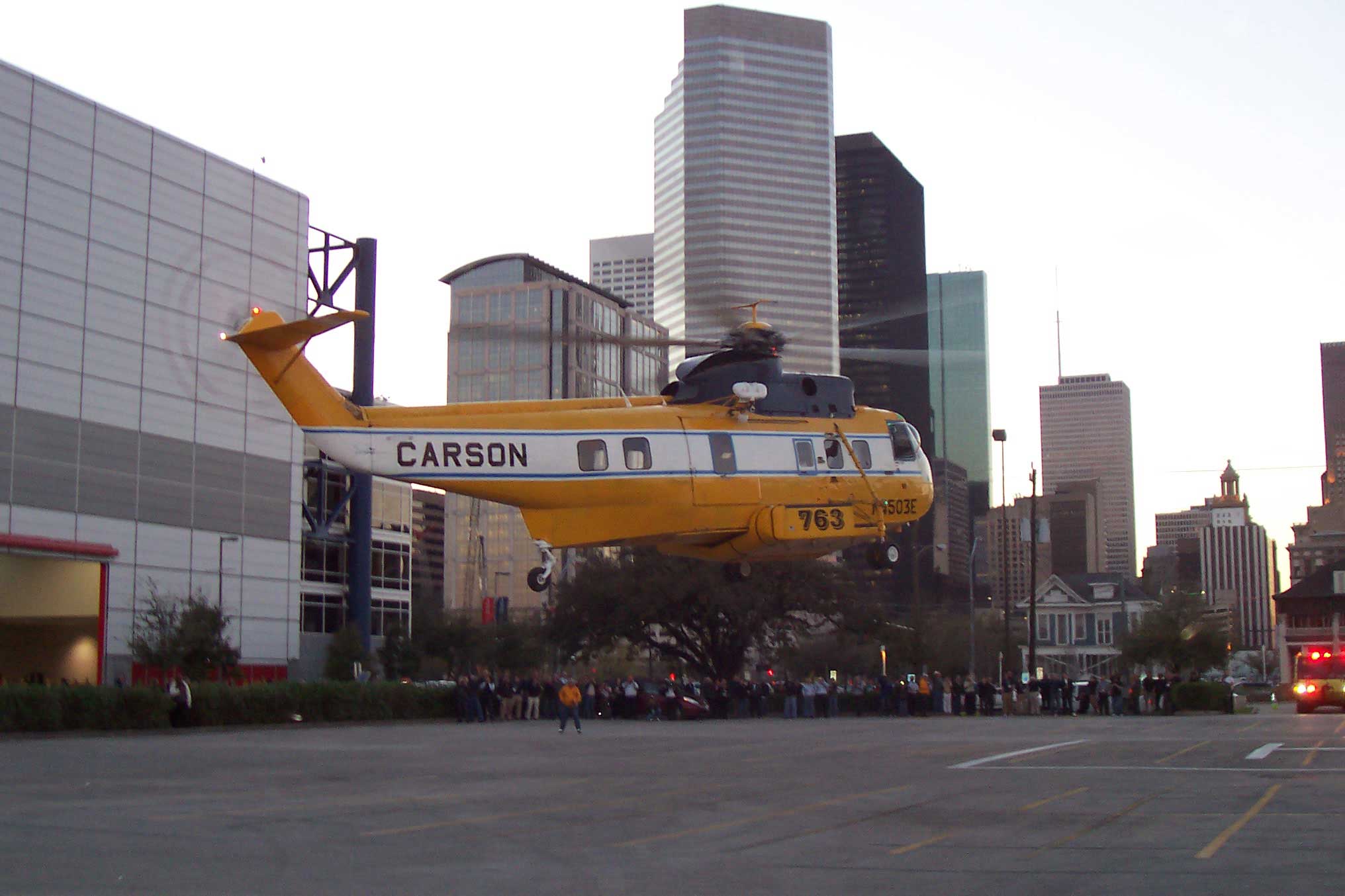 &quot;ziviler&quot; Sea King beim Fly-Out der Heli Expo 2008 von der Skyline von Houston