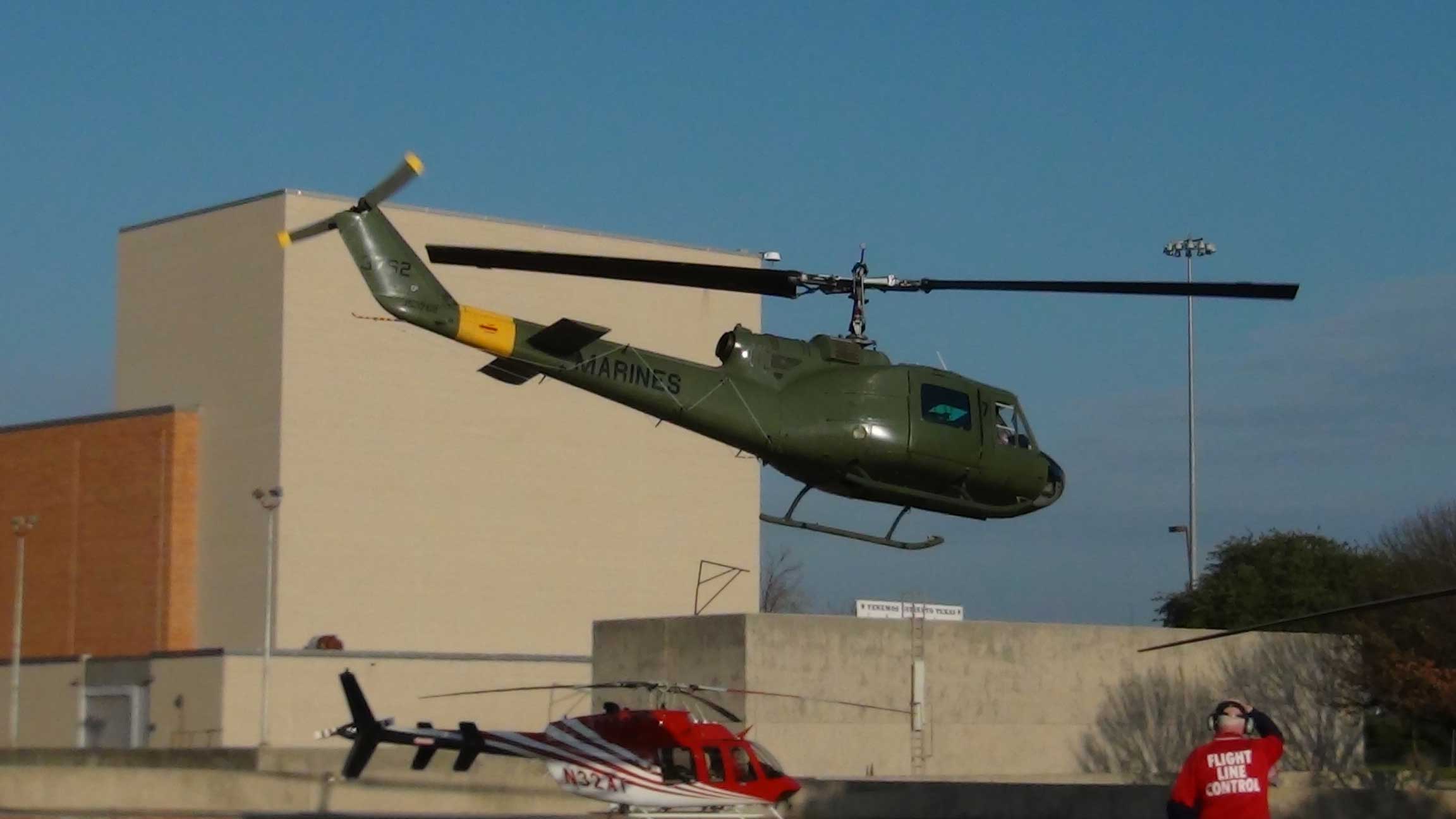 Schön restaurierte Bell 204 bzw. UH-1B. Frühe Version des Teppichklopfers mit kürzerer Kabine (die kleine Klapptür vor der Schiebetür fehlt, Flanke hat ein Fenster weniger.. Fly-Out auf der Heli Expo 2012 in Dallas