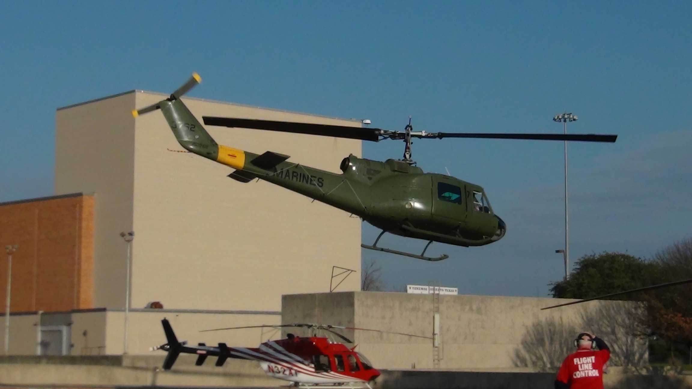 Schön restaurierte Bell 204 bzw. UH-1B. Frühe Version des Teppichklopfers mit kürzerer Kabine (die kleine Klapptür vor der Schiebetür fehlt, Flanke hat ein Fenster weniger.. Fly-Out auf der Heli Expo 2012 in Dallas