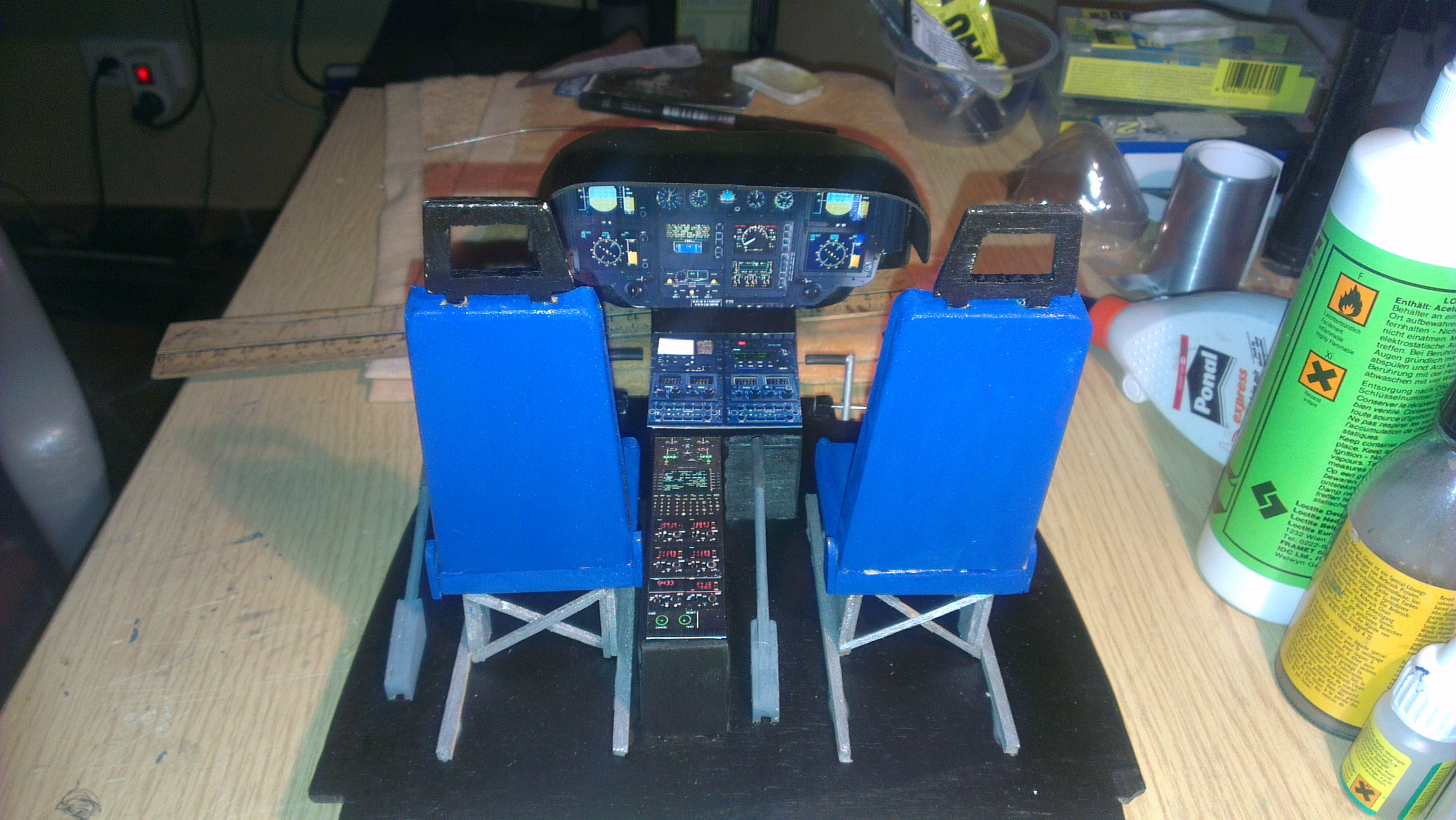 Das Cockpit: Grundplatte Sperrholz, rest aus Balsa...und Fotopapier :-)