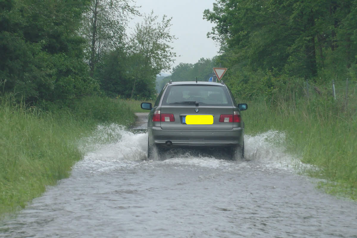 Der Weg hinterm Damm bei Deggendorf