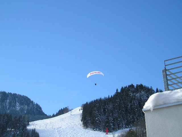 Ist zwar kein Hubi, fliegt aber trotzdem :) 
<br />Ein Paraglider von der Skischule Roteteufel :)