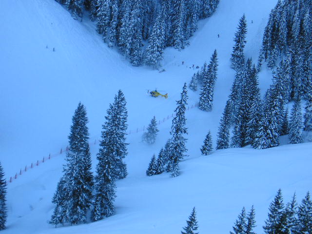 Einen schönen Hubi: EC135 von der ADAC... IM einzats... Leider hilflos... Der 13Järiger Snowboarder hat sich das Genick gegen ein Baum gebrochenvor den augen seiner Mutter....Guteswetter+Geilen schnee = Überschäzung.... Die piste die seine letste war hat