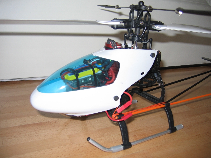 Der Motor ragt über die Haube