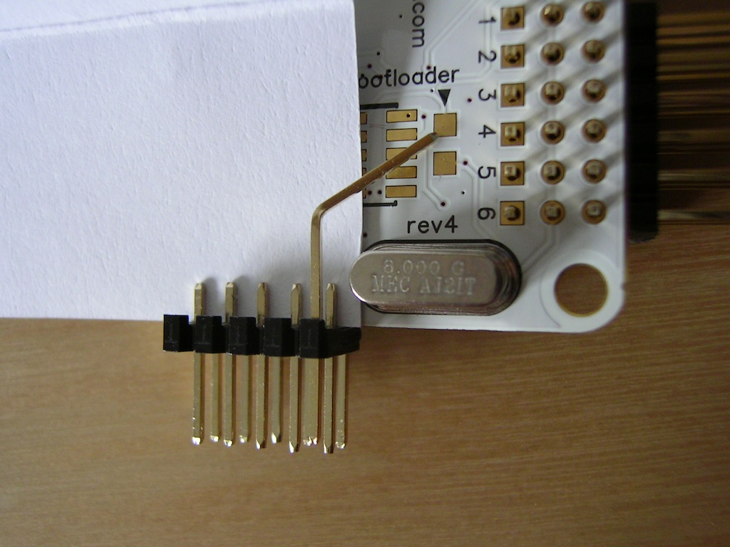 Durch einen kleinen MOD kann direkt ein Spektrum-Sat an die Rev4 angeschlossen werden. Die 3V3 Versorgungsspannung wird am Bootloader-Jumper abgegriffen. Für die RX-Eingänge wurde eine 3-reihige Stiftleiste verwendet.
