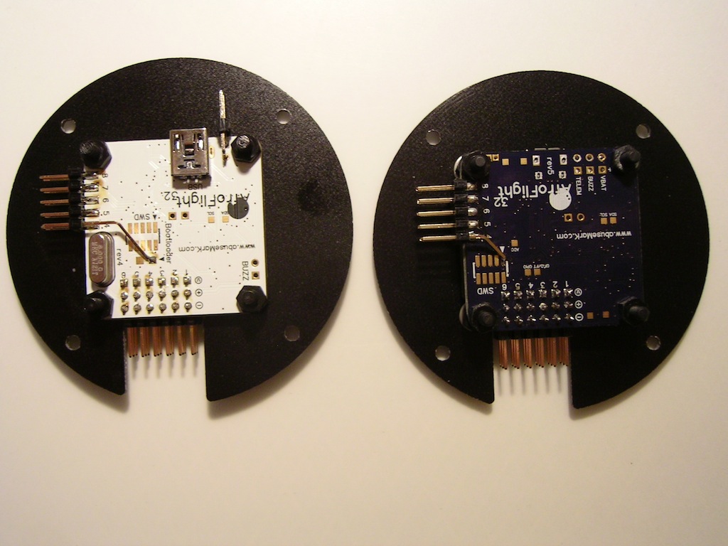 Rev4 und Rev5 auf rOsewhite Naze32 Montageboards. Subjektiv würde ich sagen dass die Rev5 - bedingt durch den obenliegenden USB-Anschluss - mehr Bauraum benötigt.