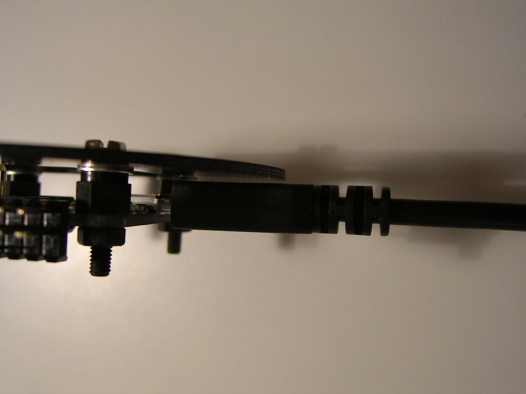 Die Rev5 hat einen Micro-USB Abschluss. Damit der Stecker angesteckt werden kann wurde eine Unterlegscheibe + 5mm Kunststoffbolzen verwendet.