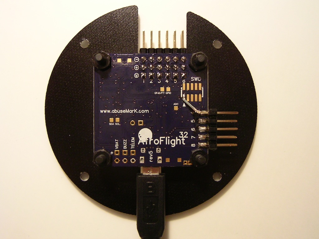 Die 3V3 Spannungsversorgung für den Spektrum Sat wird an Pin1 des CORTEX SWD-Connectors (Debug-Interface) abgegriffen.