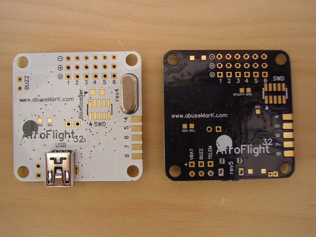 Unterseite der Rev4 (weiß, links) und Rev5 (lila, rechts) des Naze32.