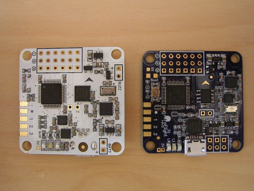 Oberseite der Rev4 und Rev5. Der USB-Anschluss ist jetzt eine Mico-USB, der Oszillator ist ein SMD-Bauteil. Die Unterseite ist dadurch unbestückt!