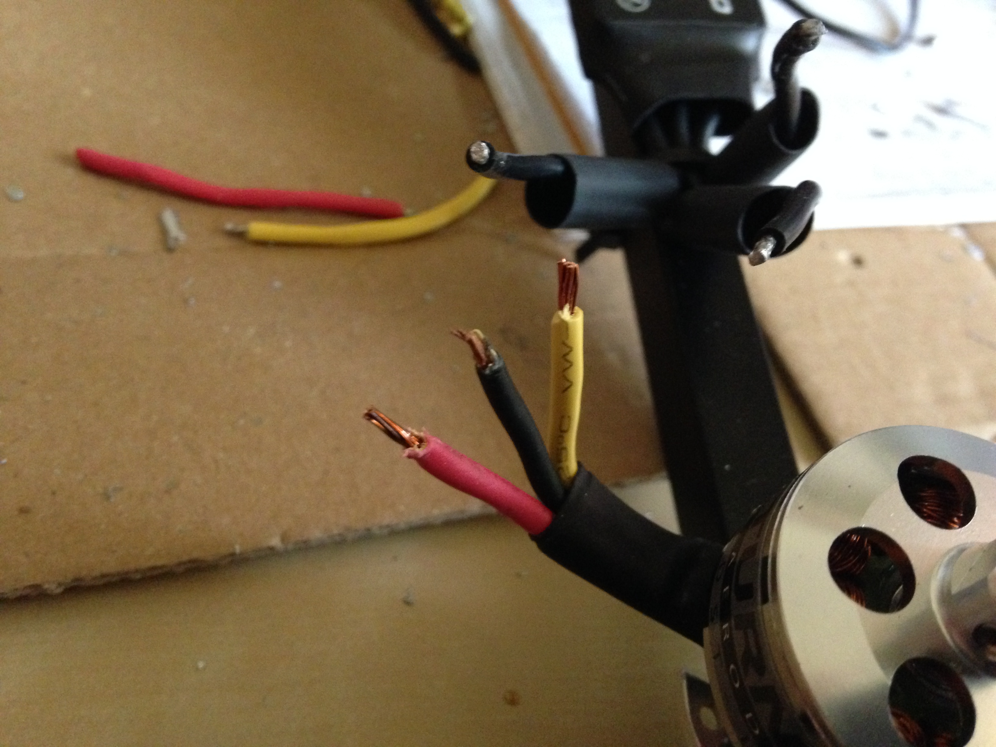 Frisch abisolierte Kupferkabel der Motoren, die das Lötzinn nicht annehmen. Das abkratzen der Kupferschicht mit Schleifpapier und Cutter bringt untendrunter einen silbrigen Draht zum Vorschein. Trotzdem keine leitende Verbindungen mit meinem Lötzinn.