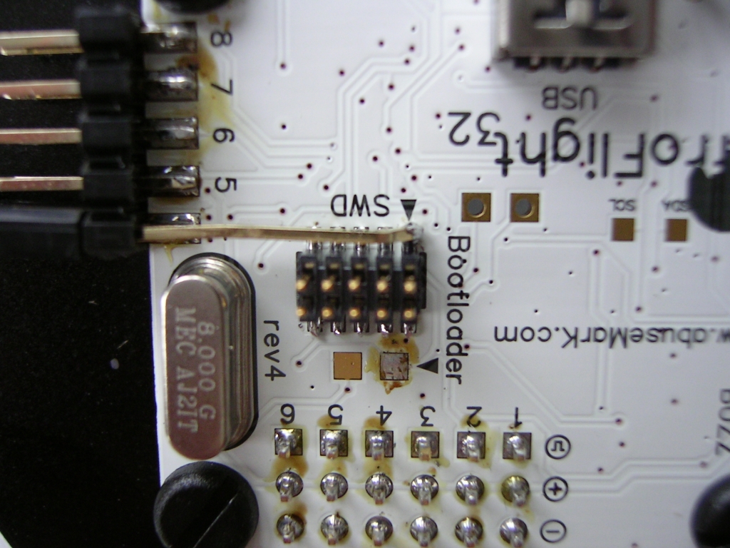 SWD-Connector und 3V3 Spannungsversorgung auf dem Rev4 Board. Detailansicht von oben.