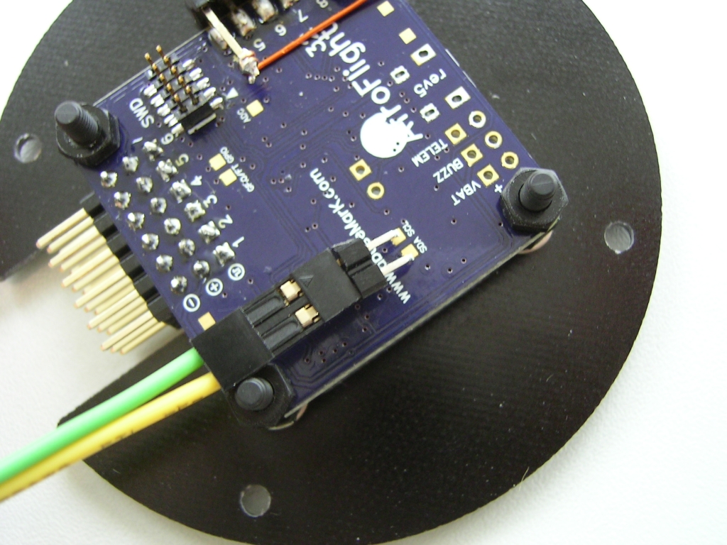 Auf dem Rev5 Board wurde nicht nur die Platzierung der I2C Pads geändert, sondern auch deren Raster. Die Stiftleiste würde zwar knapp passen, der Steckverbinder kollidiert jedoch mit der Befestigungsschraube. Bei der Rev5 könnte man die 3V3 zwar auch vom SWD-Connector abgreifen; da Timecop jedoch vorschlägt den 3V3 Anschluss zu verwenden (wer weiß wieso) wurde dies entsprechend umgesetzt.