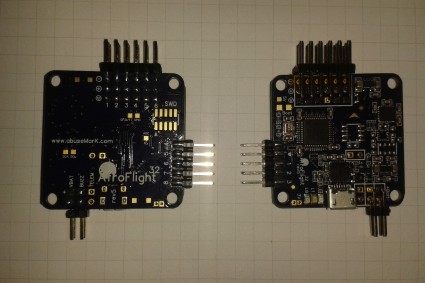 Der gelbliche Streifen (rechtes Bild) unter den Stiftleisten (Minus-Pol) ist das Kapton-Band