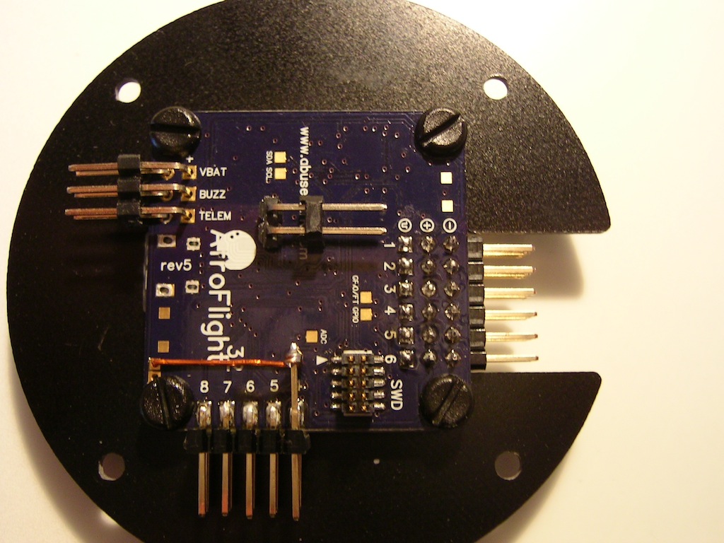 2-reihige 90° Stiftleiste für die UART. Die untere Reihe wurde entfernt. Zusätzlich wurde der Körper einer geraden Stiftleiste auf die Anschlusspins geschoben.<br />Für den I2V-Anschluss hatte ich bislang noch keine zündende Idee.