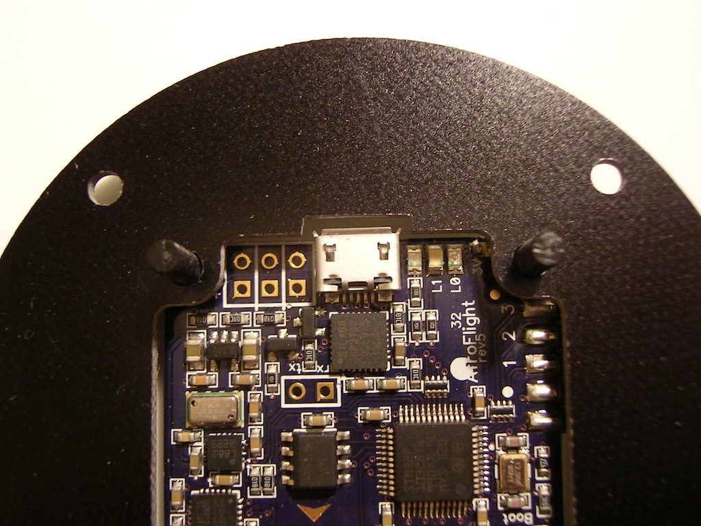 Rev5 ist von unten befestigt; 'Abstandshalter' zum Adapterboard ist eine Kunststoffmutter.