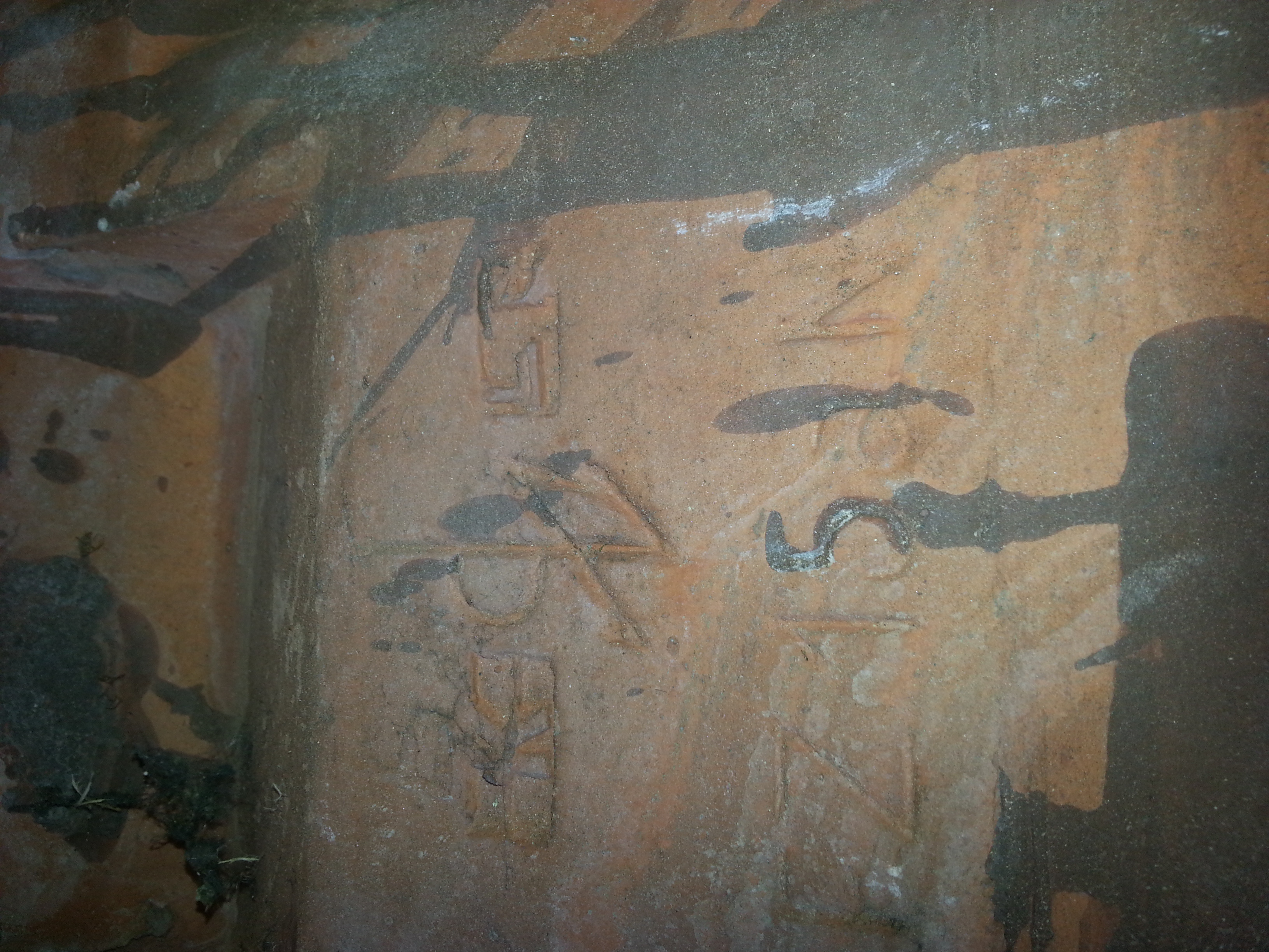 Die Rückseite mit der Bezeichnung und dem Symbol der Firma Ludowici.