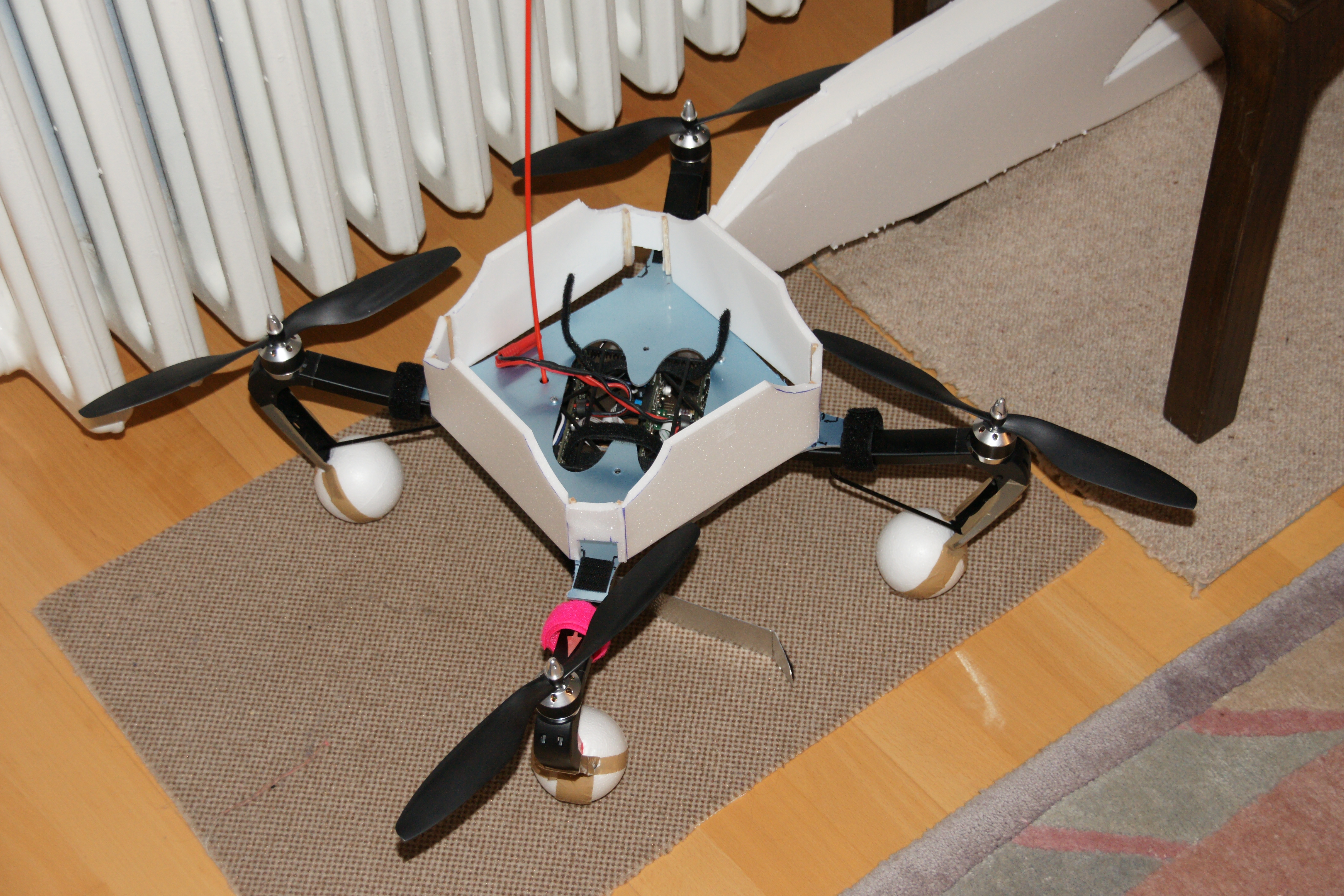 Mein Copter mit Depron Kugeln und 3mm Draht im Landegestell damit das nicht immer einknickt wenn ich lande.