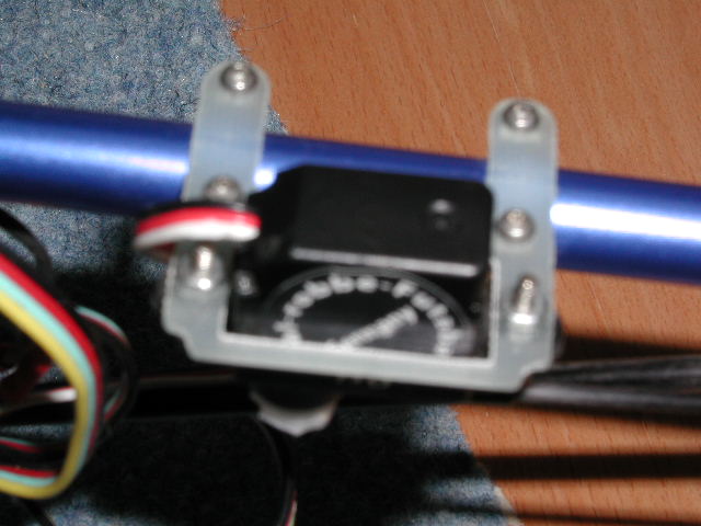 This shows the rear servo in its plate screwed on the tail boom.