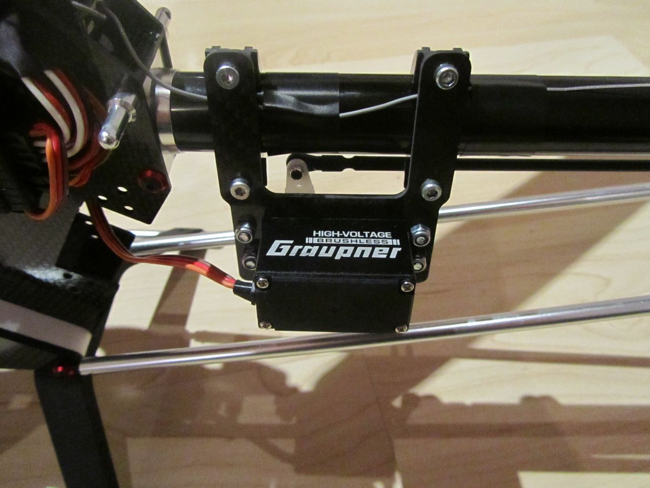 servohalter von microhelis.de der gaui hat leider nur für midi-servos aussparungen. dremeln/feilen wollt ich nicht unbedingt.
