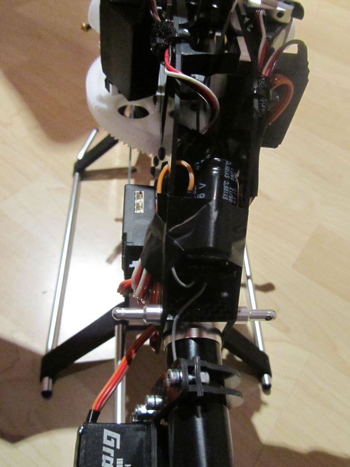 verkabelung ist hinten echt pfui... die kabel sind alle auf den protos maßgeschneidert... aber es wird ein paar flüge halten und wenn er bleiben sollte werd ich neue kabel an die servos löten.