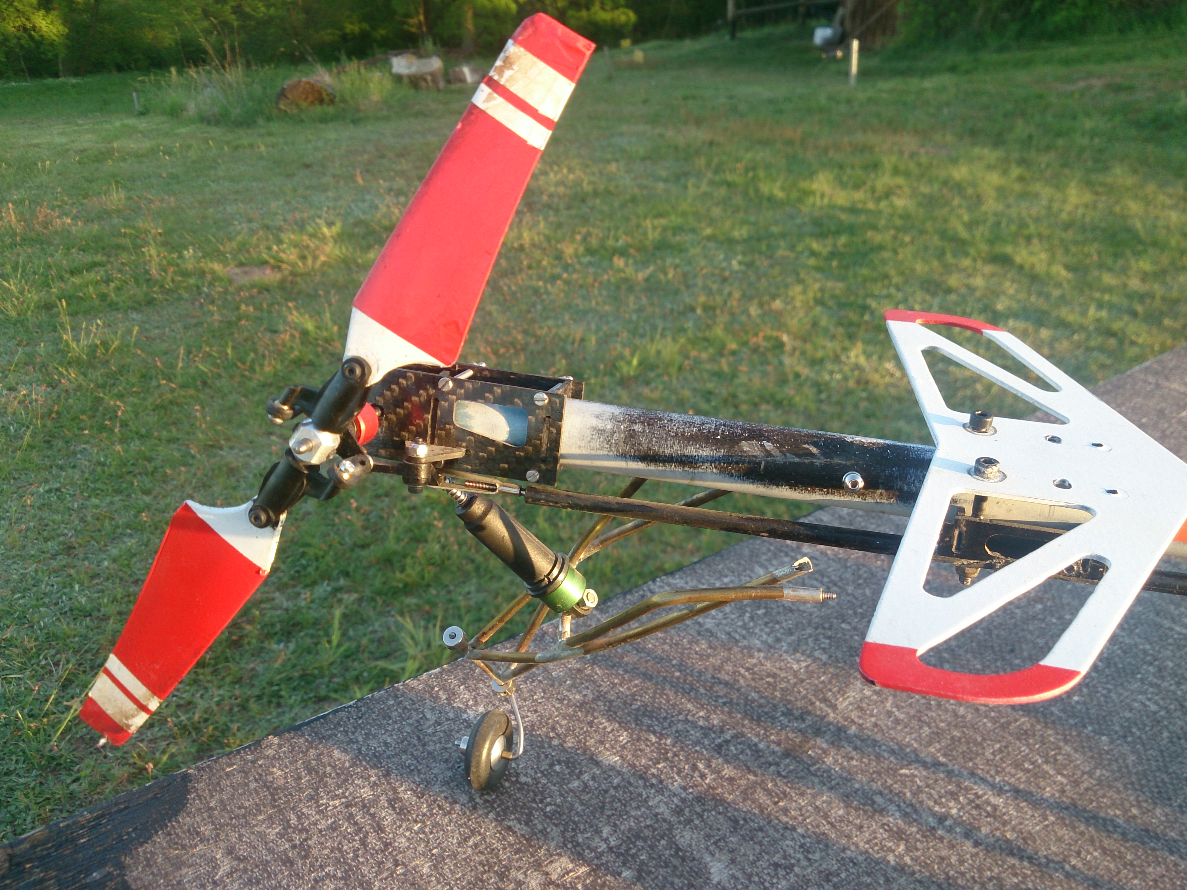 man kann die Einschlagstelle des Rotorblattes im Heck als braunen Strich sehen. Ist nur ein leichter Kratzer.