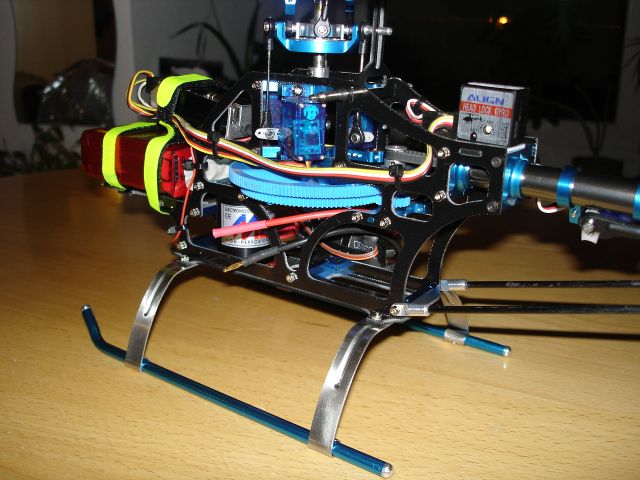 1x 5.8g China-Servo auf dem Heck