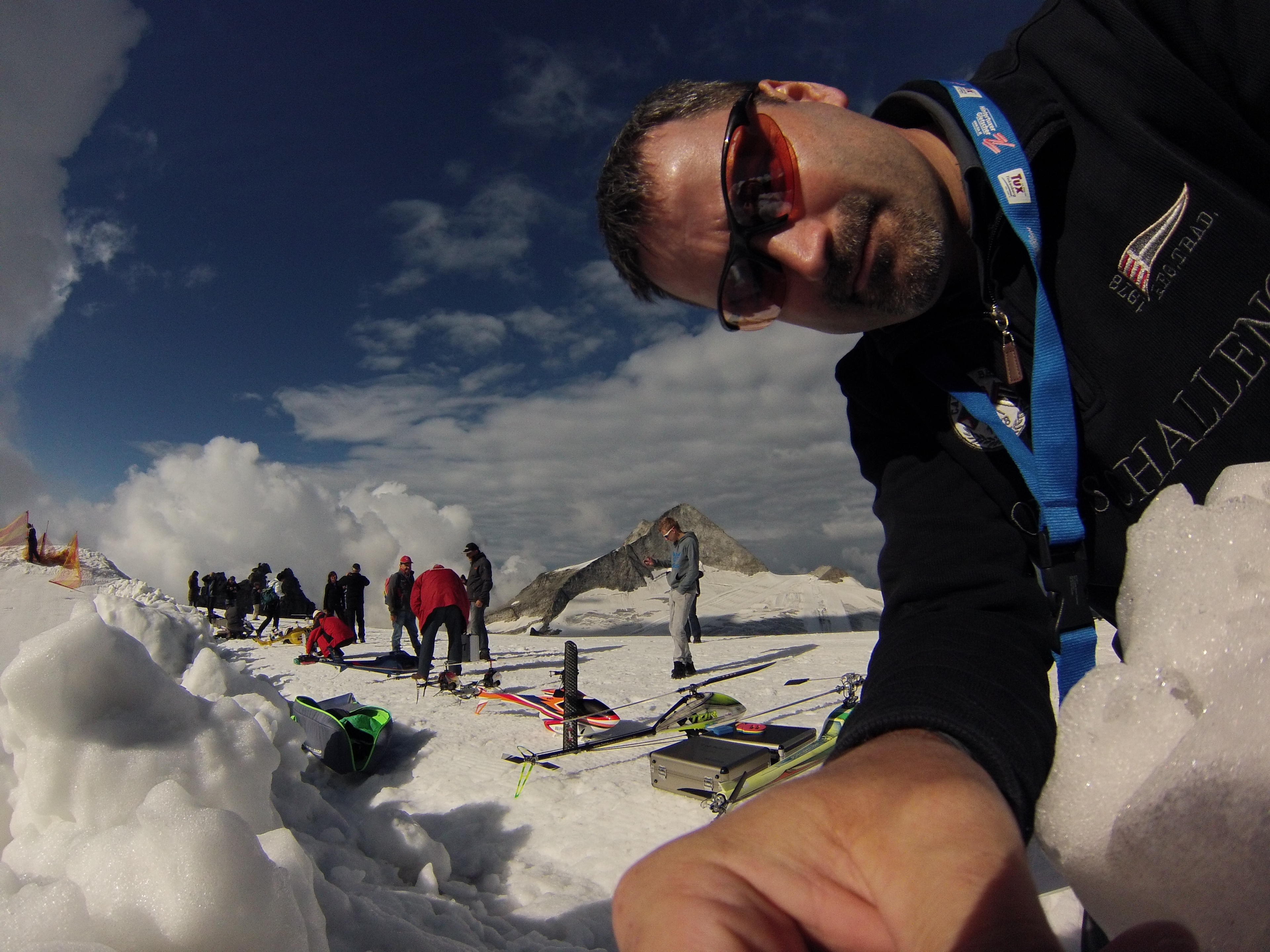 Roland aktiviert gerade die GoPro am Hintertuxer Gletscher beim Gletscherfliegen 2013.