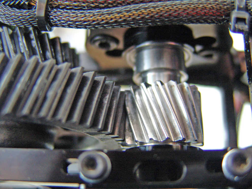 Eingebautes Ritzel mit je einem Radiallager im oberen und unteren Motorblock und einem Drucklager im oberen Motorblock