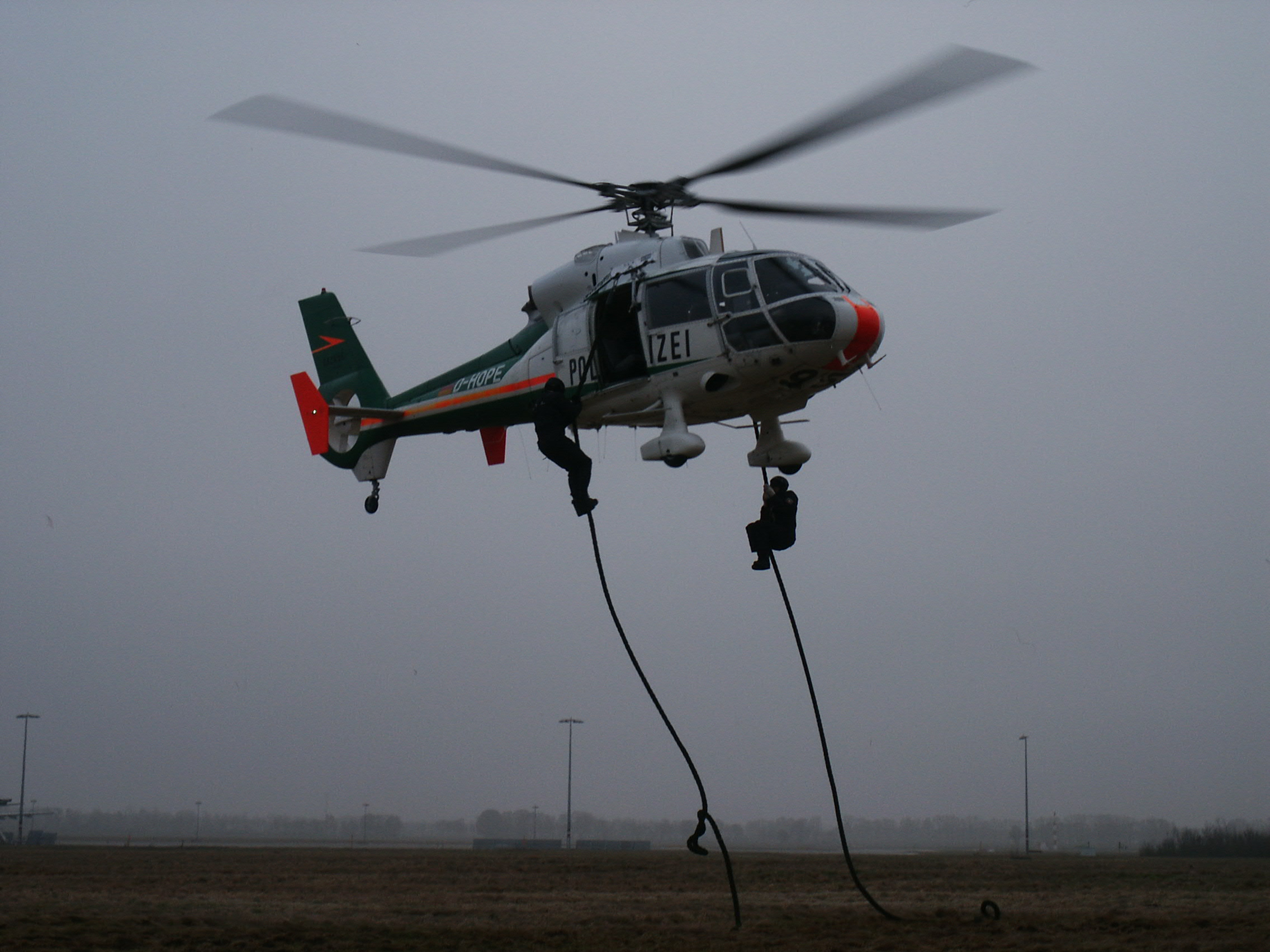 Fastrope-Übung mit der SA-365C2 der Niedersachsen - Klar, im Nebel...