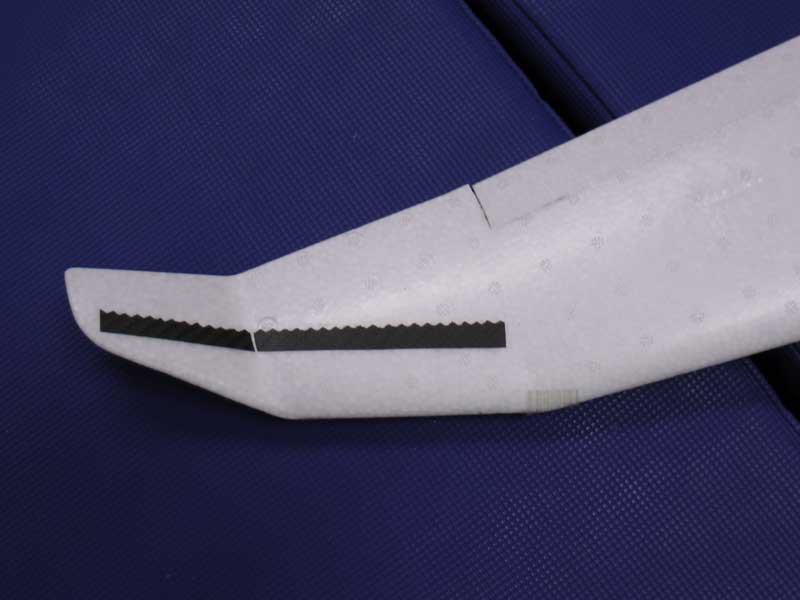 Eine 1/10mm CFK-Restlage, bearbeitet mit der zackenschere, verhilft dem Discus CT zu sehr zahmen Flugeigenschaften
