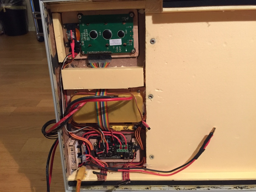 Das Innenleben, die Heatbox und das Display sind getrennt nebeneinander liegend, damit die Einbautiefe so gering wir möglich ist.