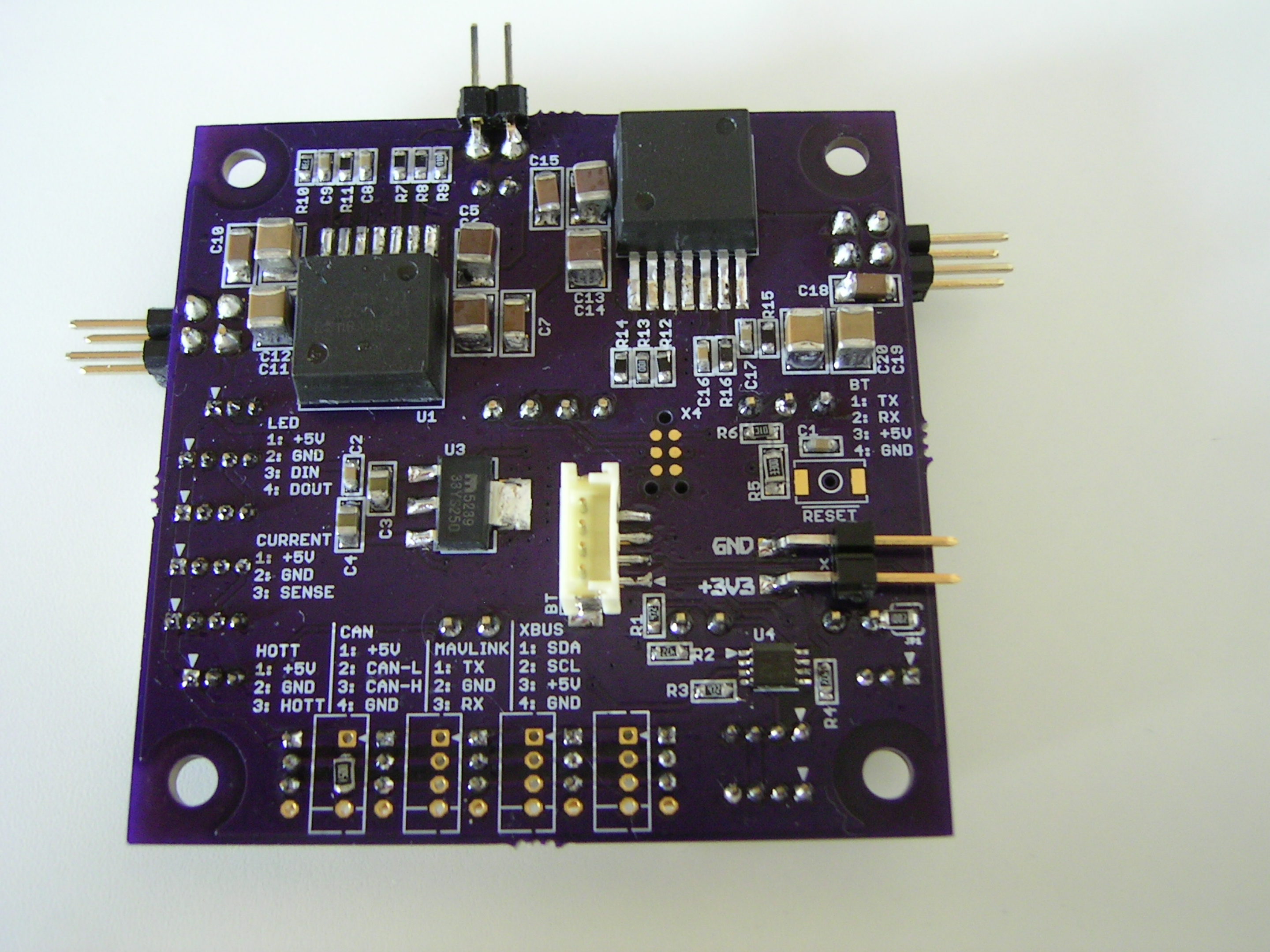 Unterseite des 52x52mm PCBs. Dient u.a. noch als CAN Distribution und 5V/3A BEC (bis 42V Eingangsspannung, ...)