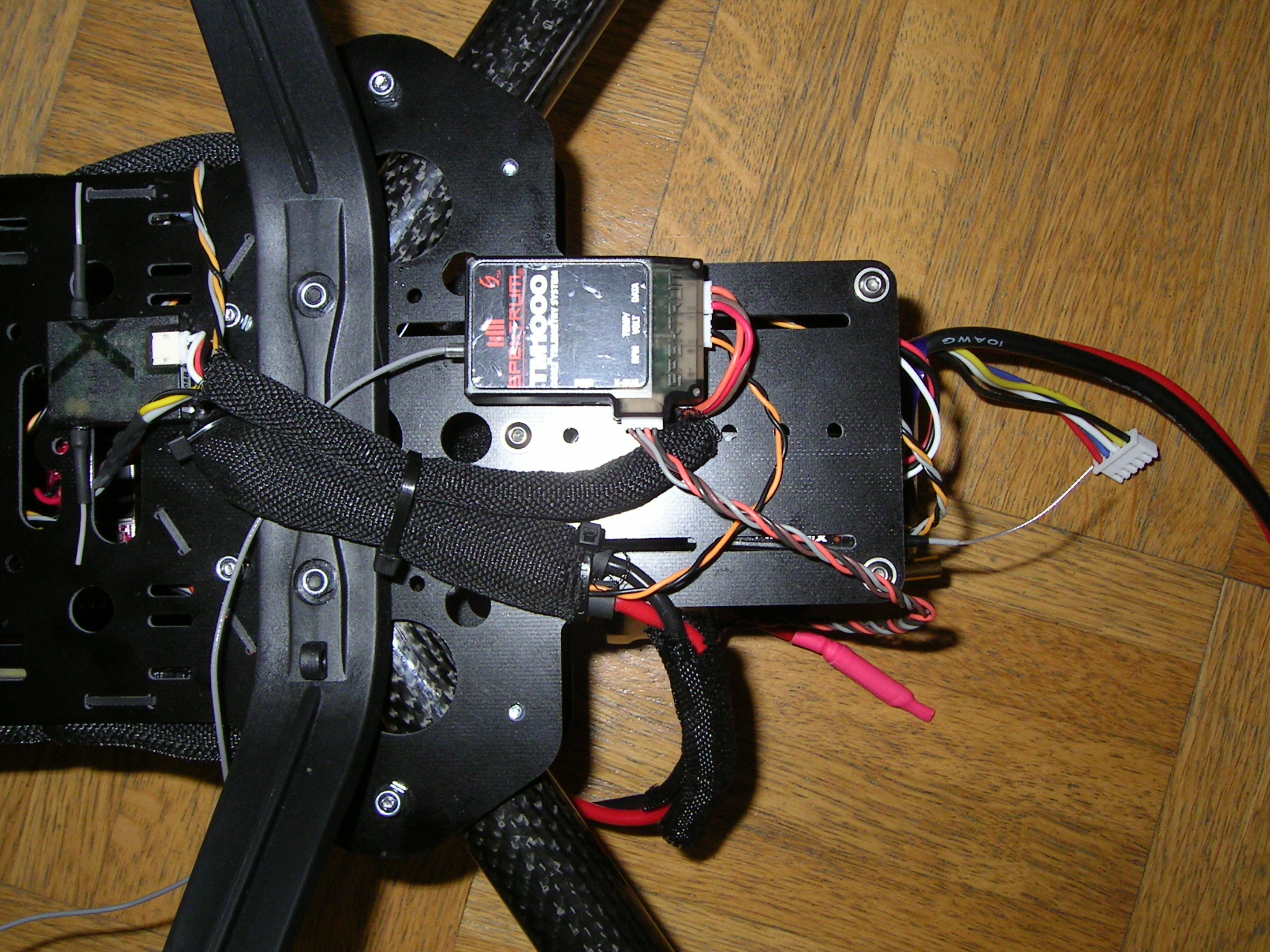 TM1000 - wird für die Spektrum Telemetrie IMMER benötigt. Dieses Quad fliegt mit einer AQ6 - alle Infos dazu sind hier: http://forum.autoquad.org/viewtopic.php?f=38&t=2920