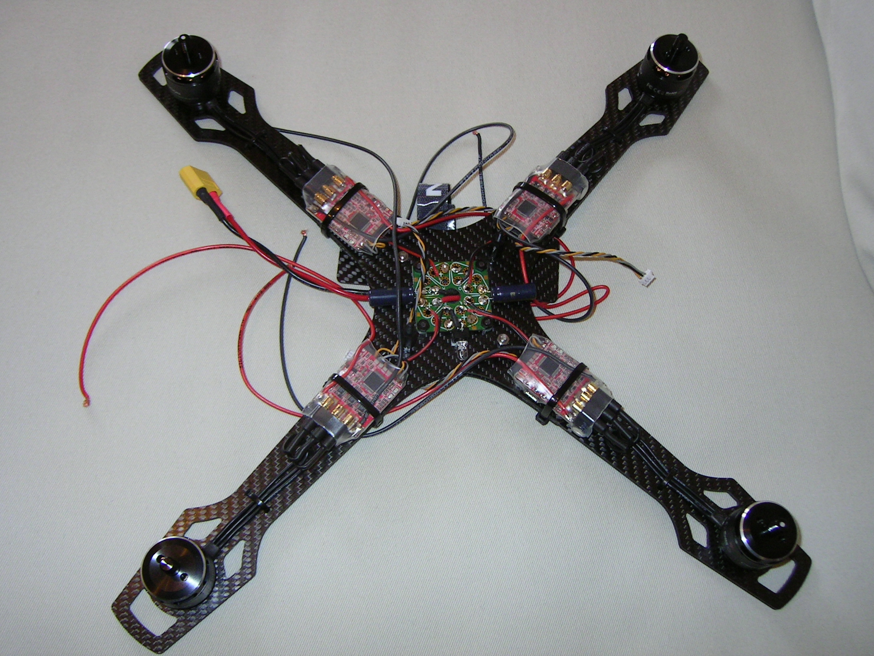 nach dem Aufräumen. Jetzt noch die Reglern an die PDB löten, Drehrichtungen der ESC32V3 kontrollieren und ggf. ändern --&gt; FC drauf und fertig zum Testflug