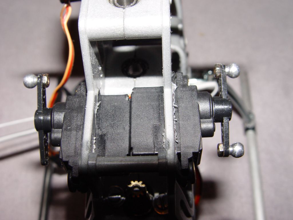 Beide Servos passen gut in die für sie vorgesehenen Plätze. Aber um das Unterlegen der Servos, zur richtigen Passung , kommt man auch hier nicht drumherum.