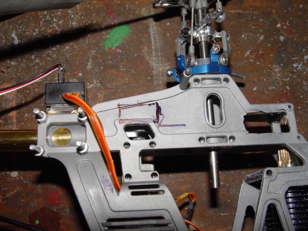 Die Ausschnitte für die beiden vorderen servos sind gemacht. Ich weiss, dass ich mir mit der Ausführung (geradlinig fräsen) mehr mühe hätte geben können aber es ist nunmal so wie es ist...