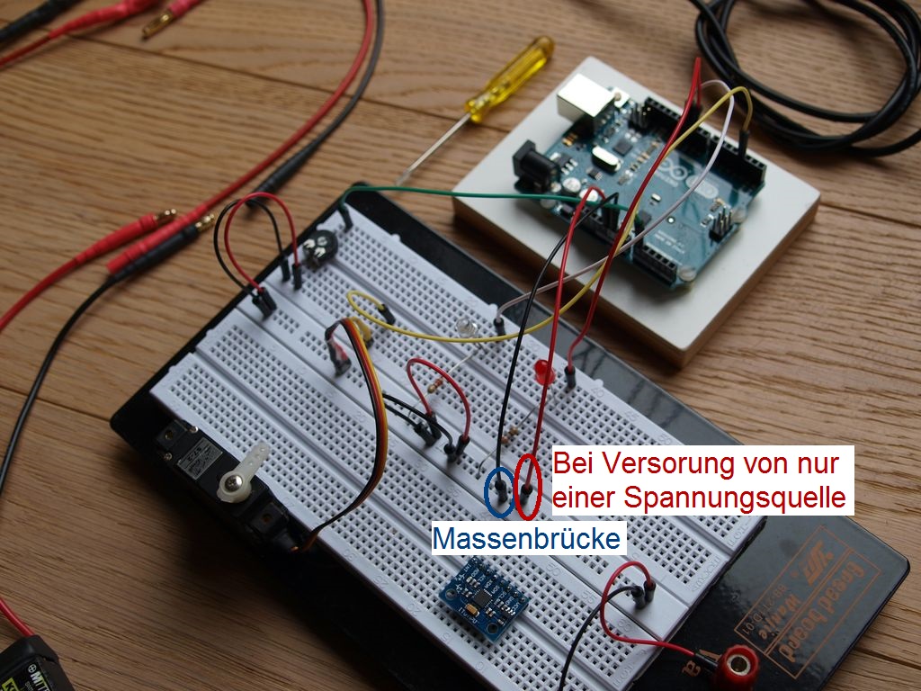 Arduino_04_Steckbrett_nur_eine_Spannungsversorgung_Kommentar.jpg