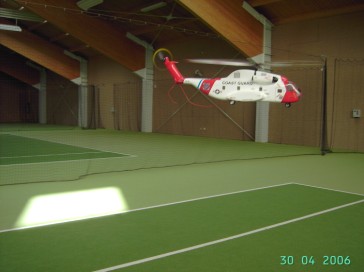 CH-53 Flug in Tenishalle 012.jpg