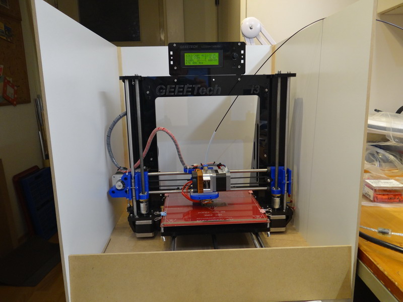 Bereits mit provisorischem Gehäuse. Hat noch keinen Deckel und keine Türe. Ist nur mal so aud die Schnelle entstanden um das Umgebungstemp. Problem in Griff zu bekommen. Das richtige wird vermutlich aus klarem Acrylglas.