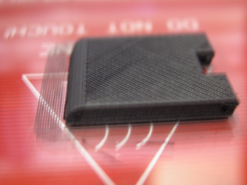 Testdruck heute Morgen ohne Kapton, sehr schön am Skirt zu sehen, wie dünn die erste Schicht ist.<br />Hie fehlen ca. 1 mm an der Stärke.