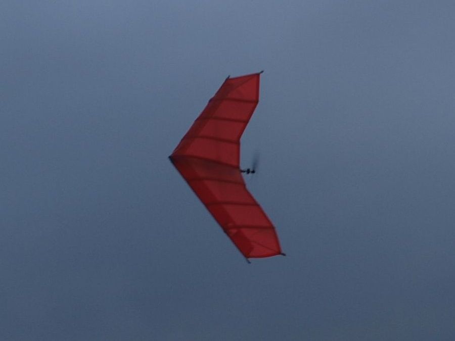 gesteuert wird mit Tragflächenverwindung